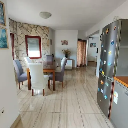 Toket - 6+2 Person